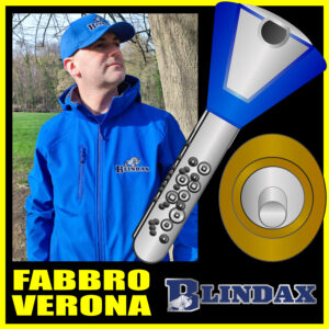 Fabbro Verona Serrature: Michele Bortolotti di Verona con serrature, chiavi, defender magnetico, in uniforme blu da lavoro.